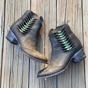 Beautiful twisted size boots